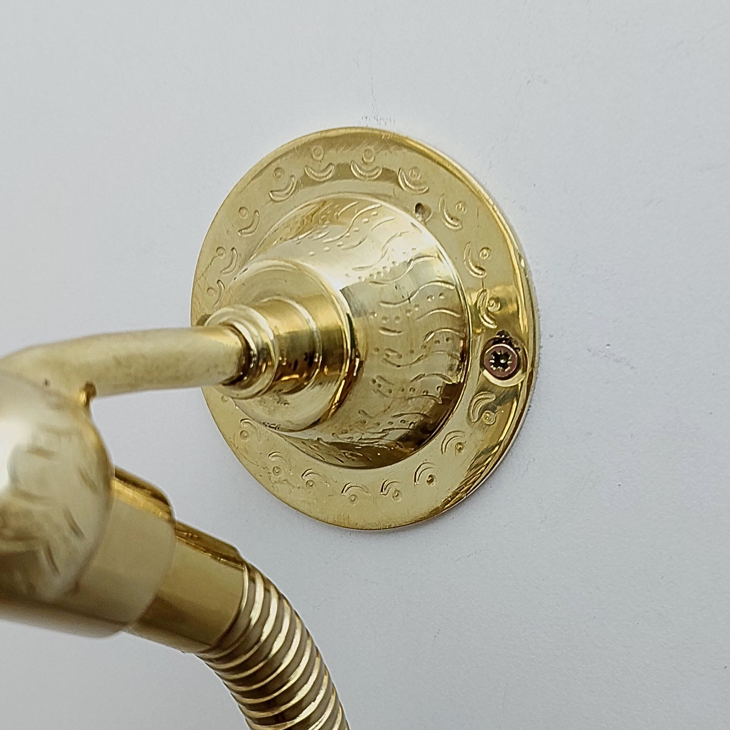 Système de douche en laiton non laqué gravé avec pommeau de douche à main, pommeau de douche à effet pluie rond et poignées en croix - Réf : ATLASS46