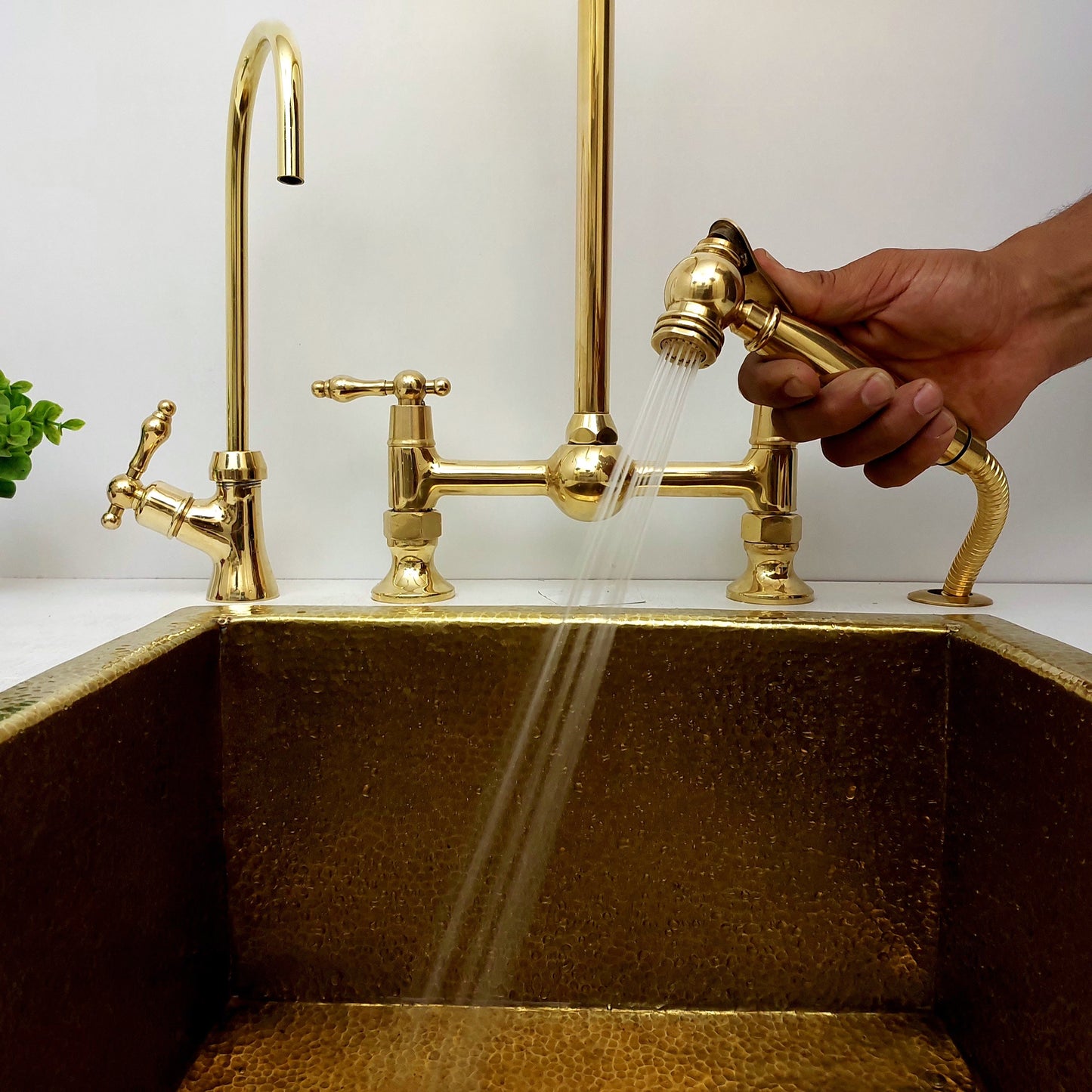 Robinet de cuisine à pont en laiton non laqué avec centre à bille, pulvérisateur, robinet d'eau froide et poignées à levier - Réf. : APL-5