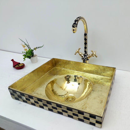 Lavabo de salle de bain en laiton non laqué et résine avec robinet, vasque de salle de bain en laiton antique - Réf : SN014