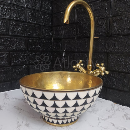 Lavabo de salle de bain créé à partir de laiton et de résine, motif noir et blanc, vasque de salle de bain