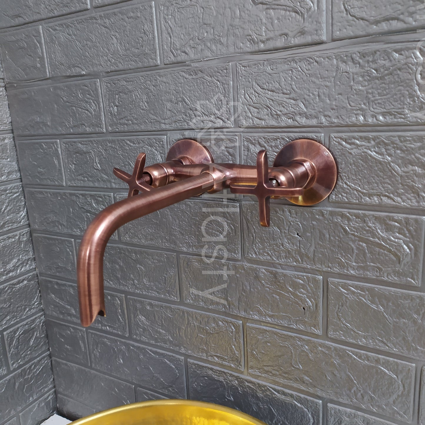 Grifo para lavabo de baño de pared con acabado de cobre y manijas en cruz