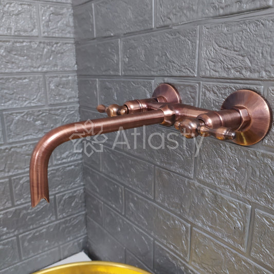 Grifo para lavabo de baño de pared con acabado de cobre y manijas tipo palanca